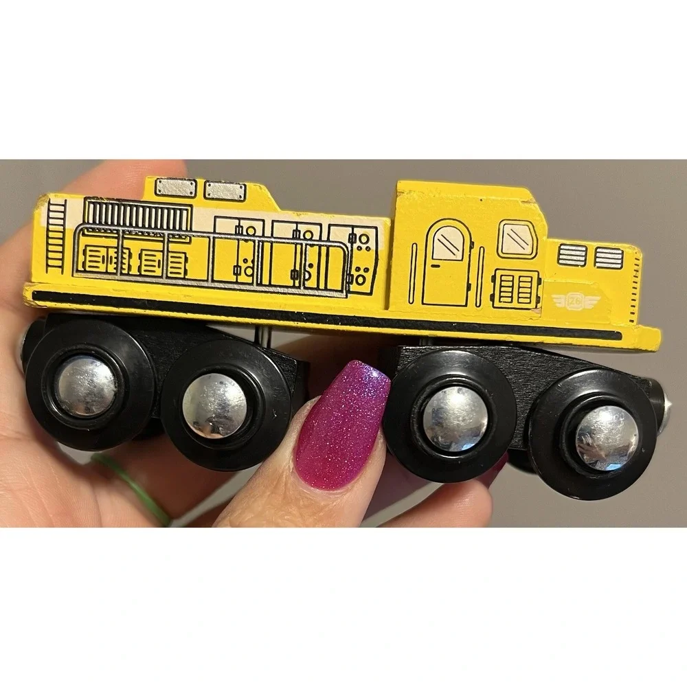 Maxim Magnetic Toy Trains Lot of 5 Pieces Train Engines And Cars And Track